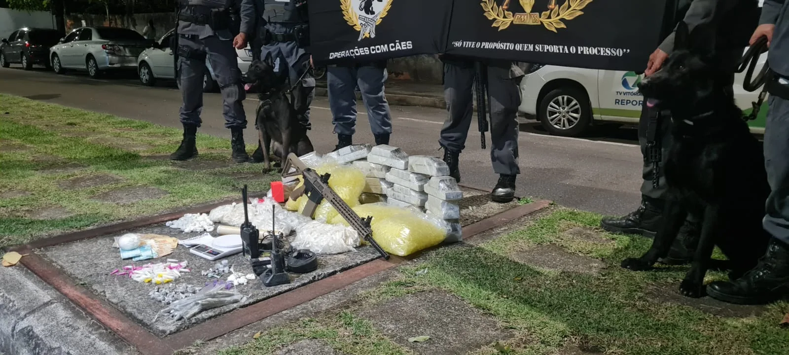 Polícia apreende drogas e até fuzil durante operação no Morro da Garrafa em Vitória