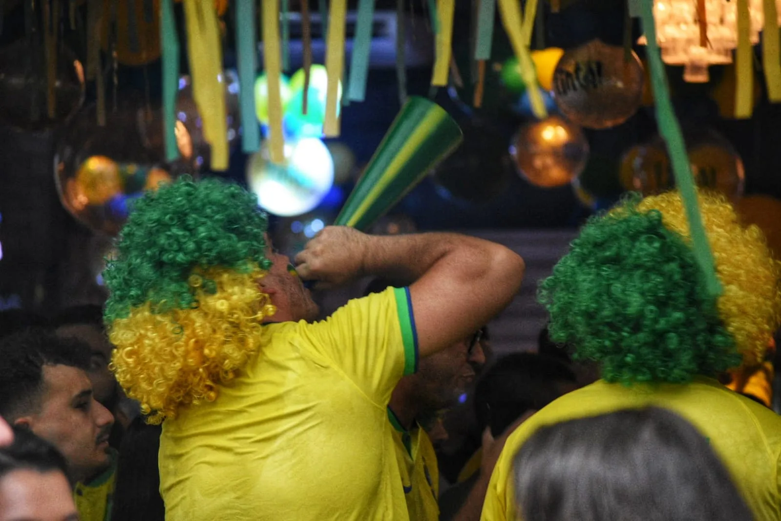 FOTOS | Mesmo com chuva, bares da Praia do Canto ficam cheios na estreia da Seleção