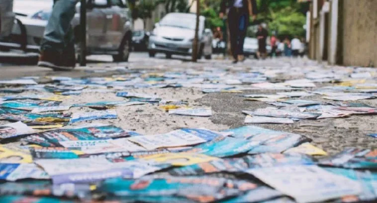 Santinhos nas ruas: material de campanha de candidatos. Foto: TRE-SC