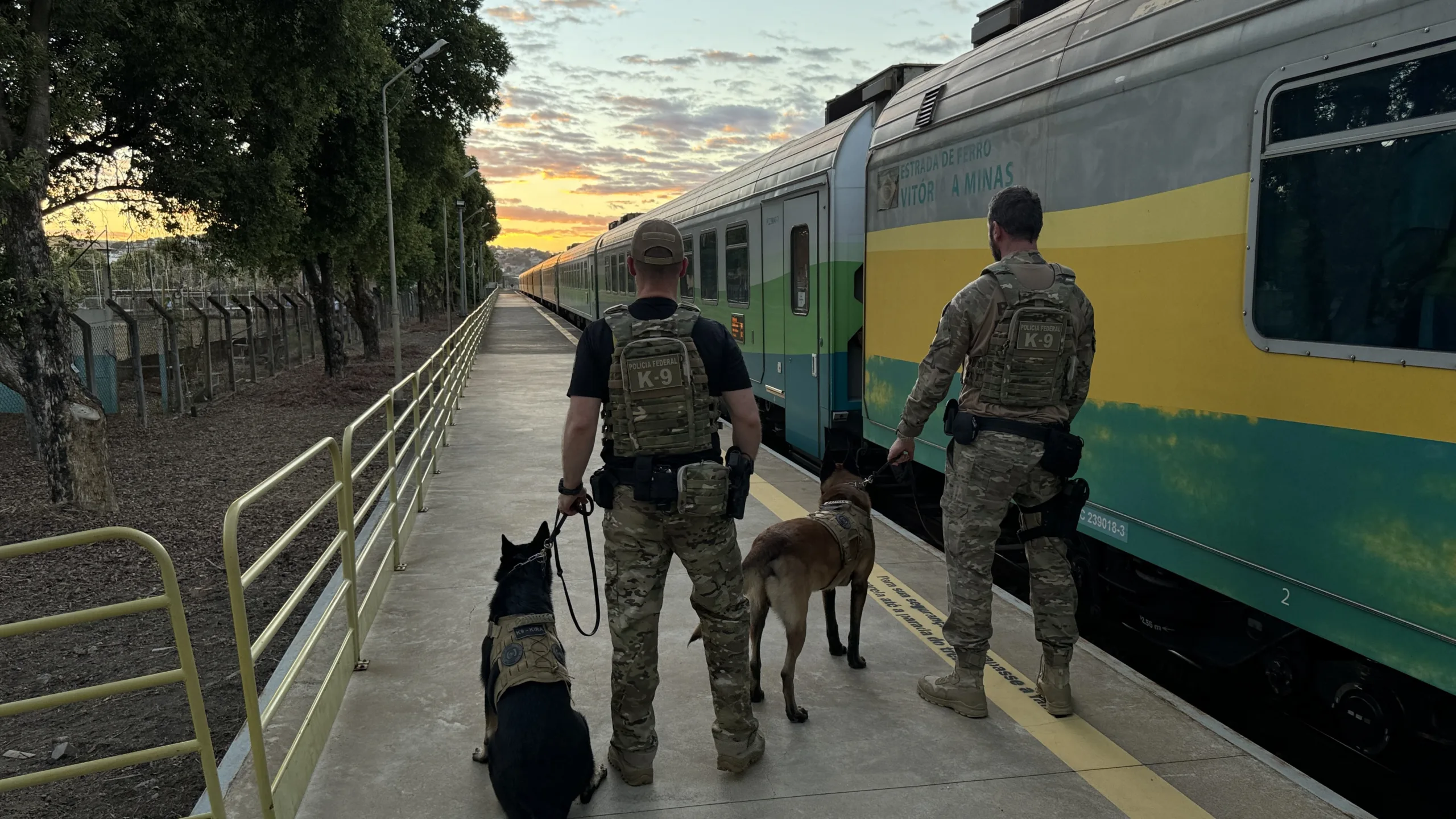 Casal é preso ao desembarcar de trem em Cariacica com arma e drogas