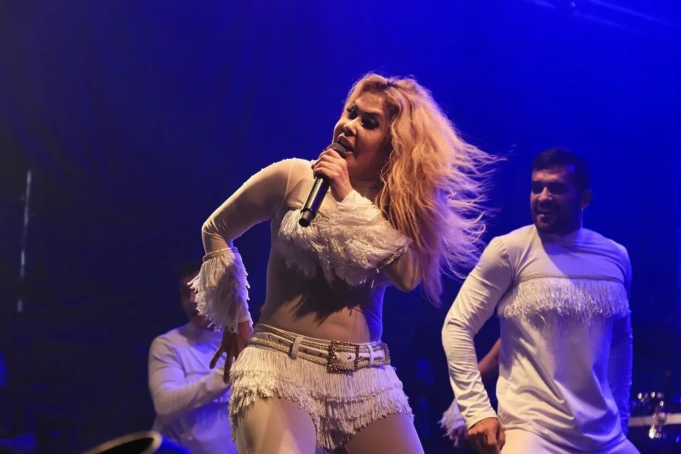 VÍDEO | Joelma se desequilibra e leva tombo em show