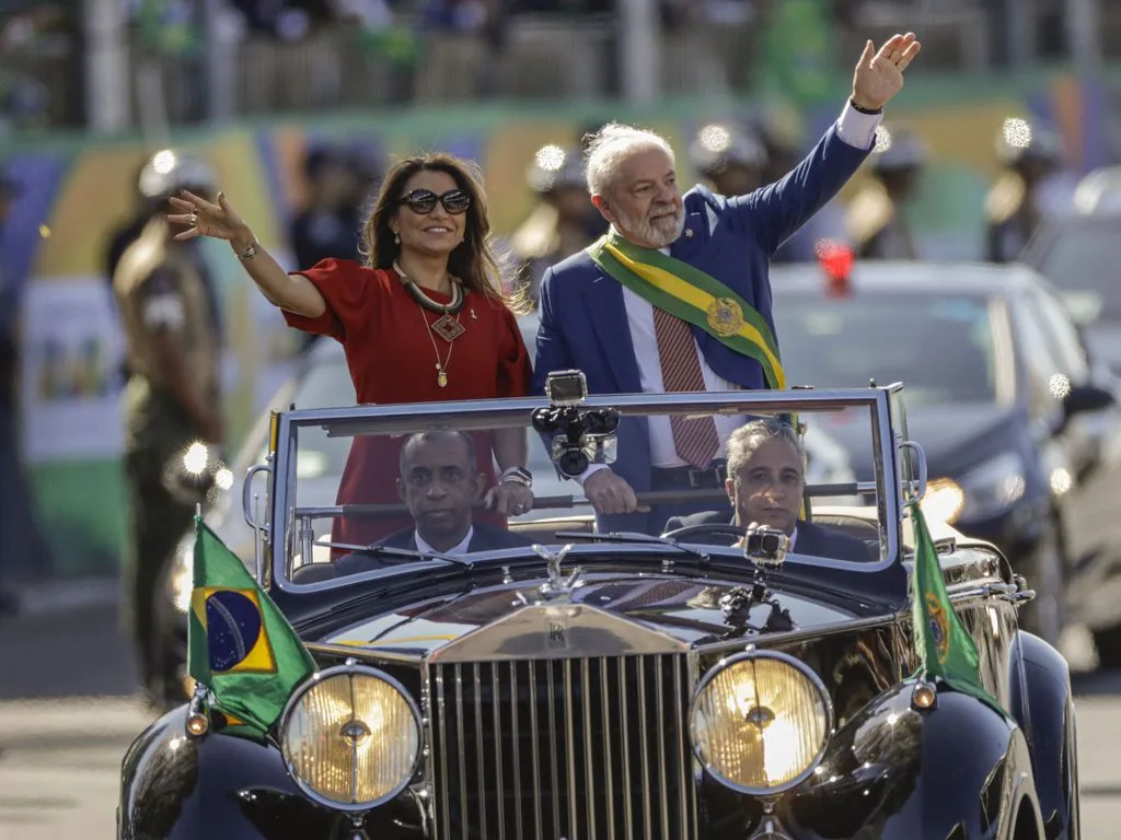 Brasília (DF) 07/09/2023 – O presidente Luiz Inácio Lula da Silva desfila em carro aberto acompanhado da primeira dama, Janja durante desfile de comemoração da independência do Brasil. Foto: Joédson Alves/Agência Brasil