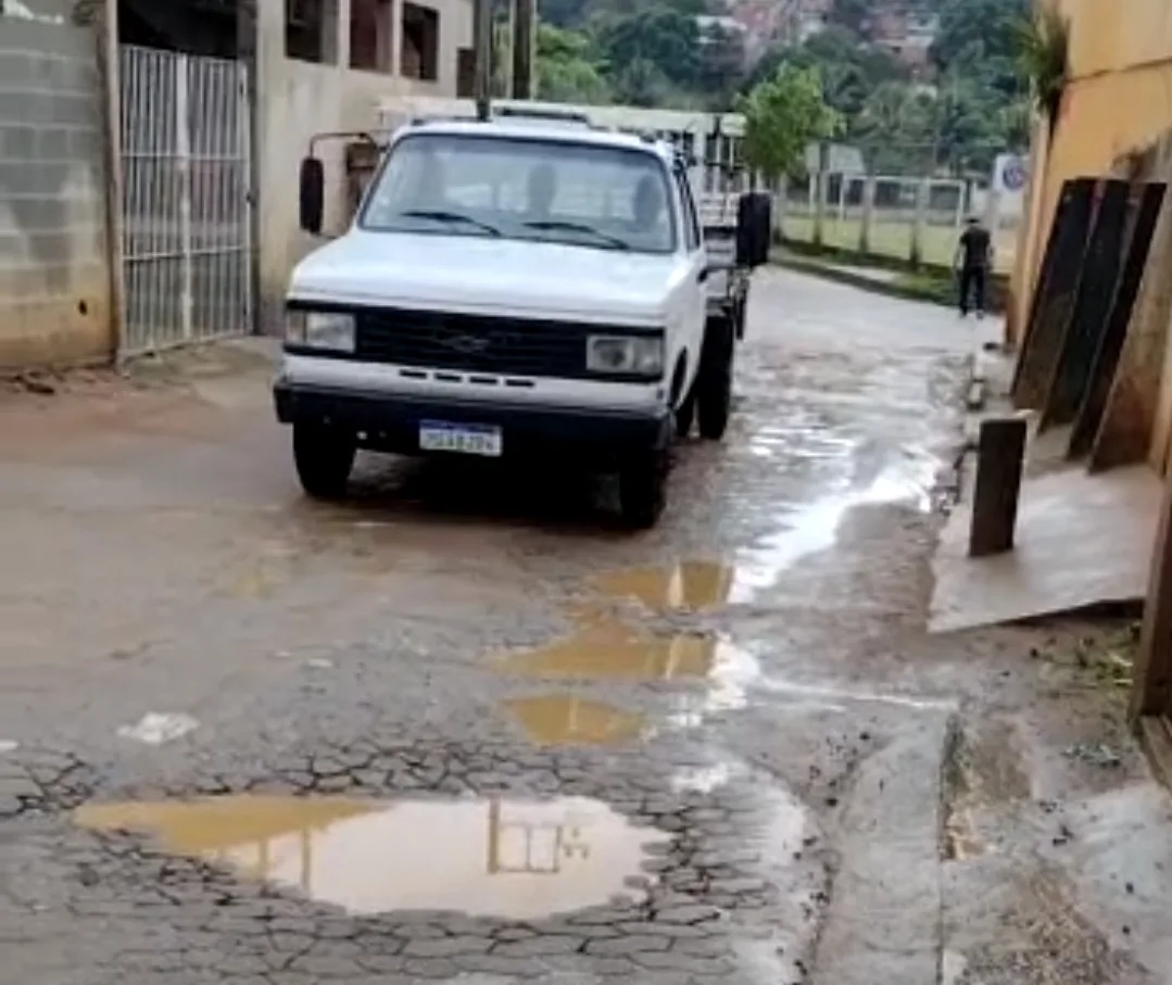 Avenida Leitão da Silva volta a ter buracos após chuvas em Vitória