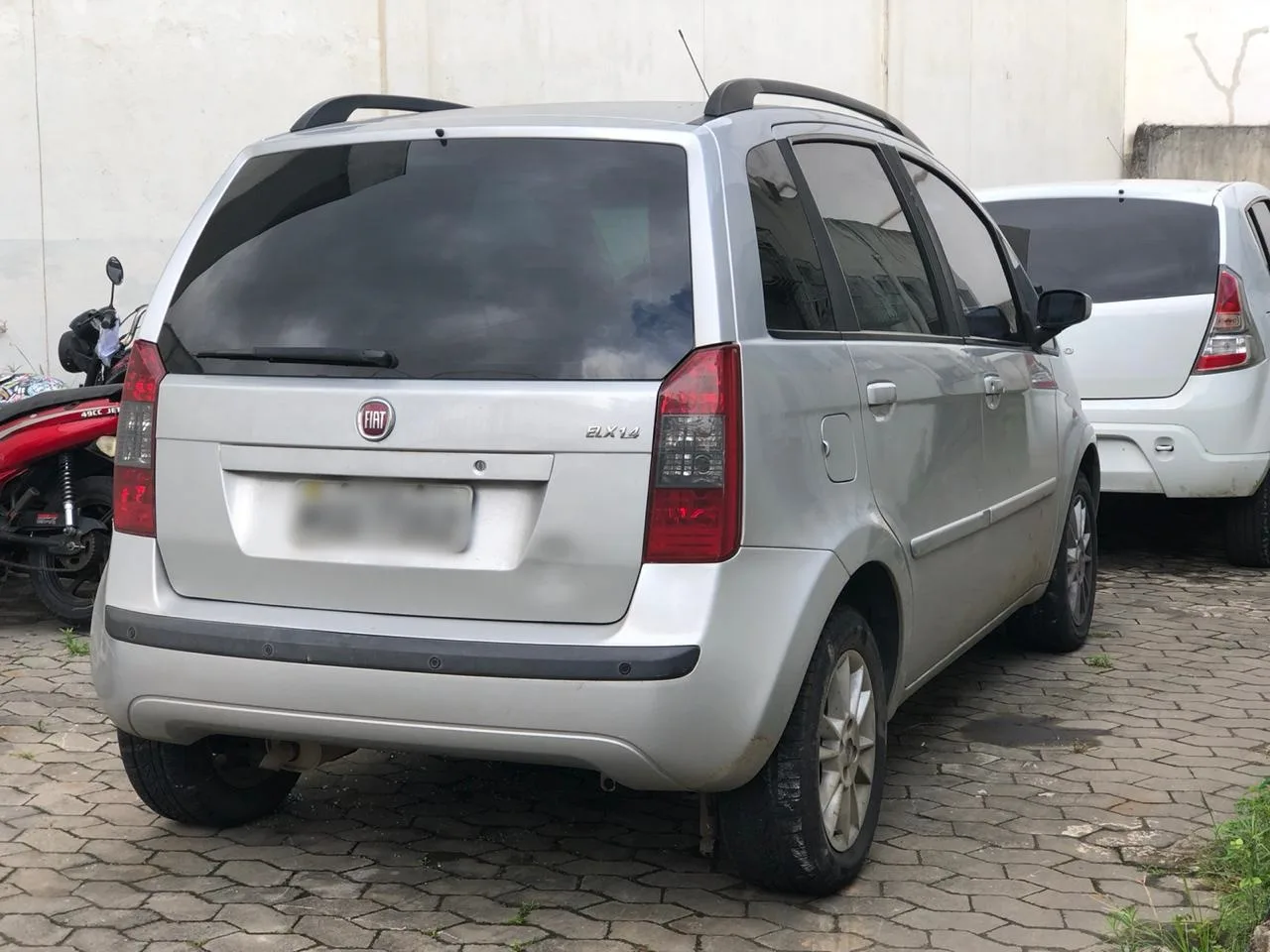 Criminosos fazem barricada na Rodovia do Contorno e assaltam motoristas; polícia recupera carro e pertences