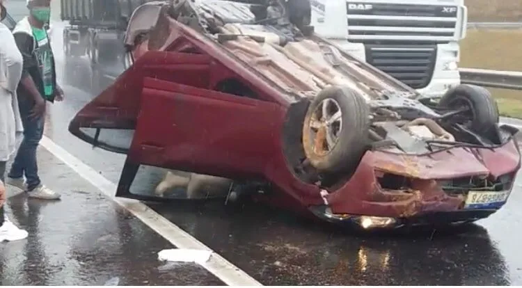 VÍDEO| Carro capota na BR-101 em Vila Velha