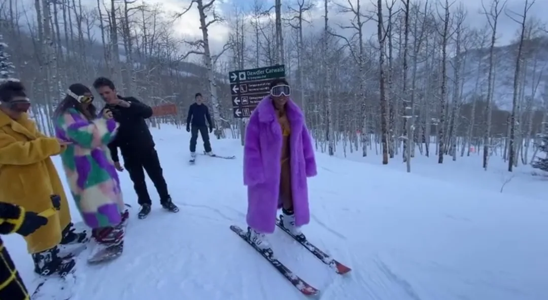 VÍDEO| Anitta esquia na neve de biquíni em novo videoclipe e confessa: "Foi mara gravar, mas o resfriado veio!"