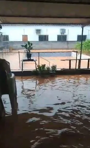 Chuva deixa ruas e casas alagadas em Cachoeiro de Itapemirim, no Sul do ES