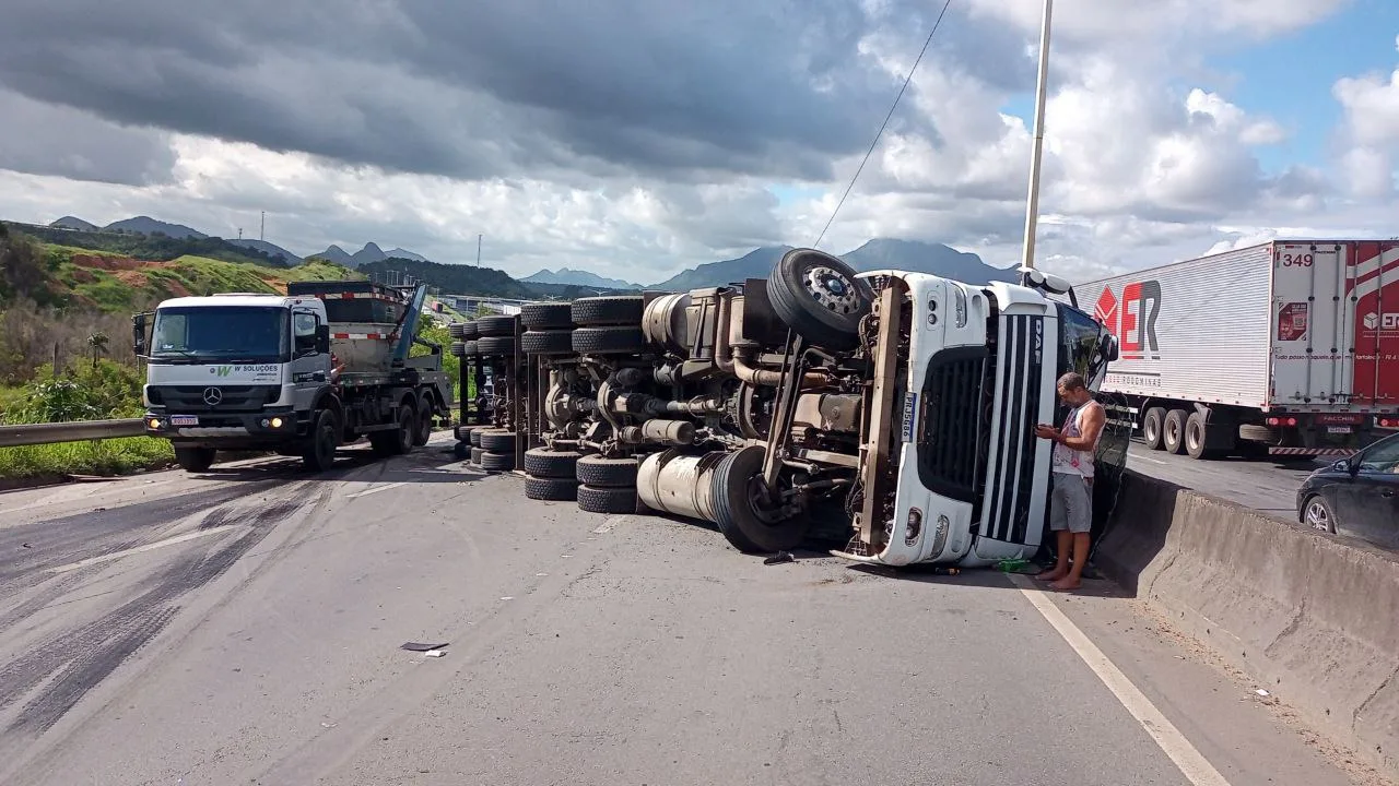 Caminhão de sucata tomba na BR-101 e complica trânsito em Cariacica