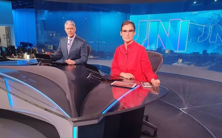 Reação de Renata Vasconcellos com problema técnico no Jornal Nacional diverte internautas: 'Alô, técnica?'