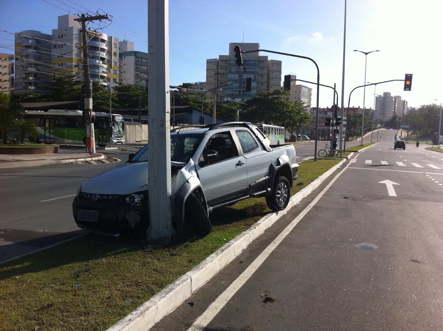 Motorista bate carro em poste e deixa veículo com chave na direção na Orla de Camburi