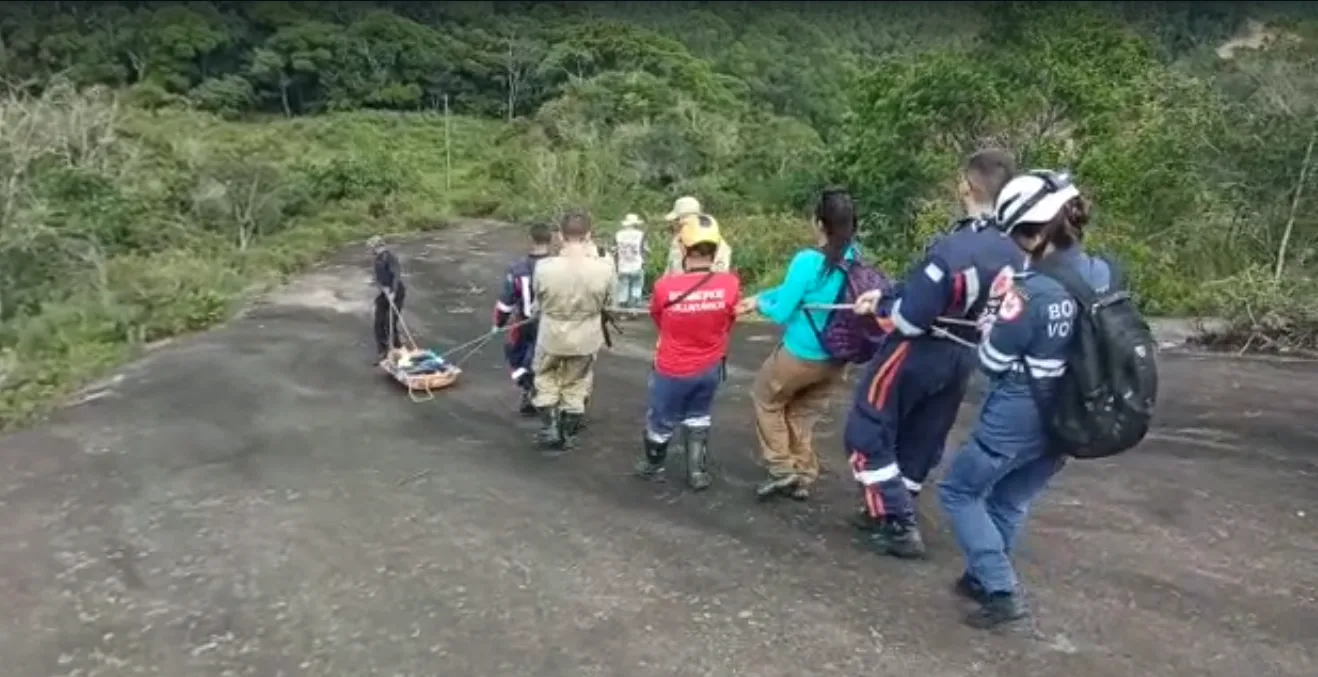 Bombeiros resgatam turista mineira em trilha na Pedra do Garrafão