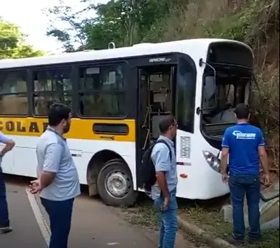 Motorista fica ferido após bater em ônibus escolar no ES