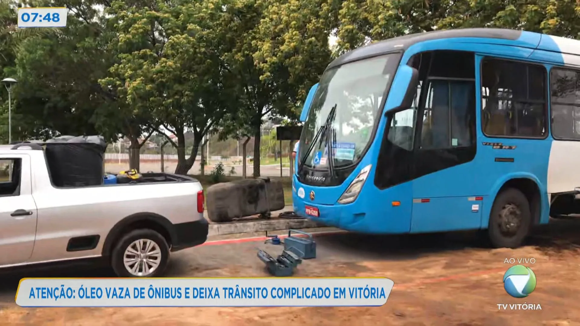 Óleo vaza de ônibus e deixa trânsito complicado em Vitória