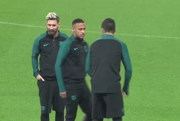 Neymar se irrita com Suárez e clima fica 'quente' em treino do Barcelona