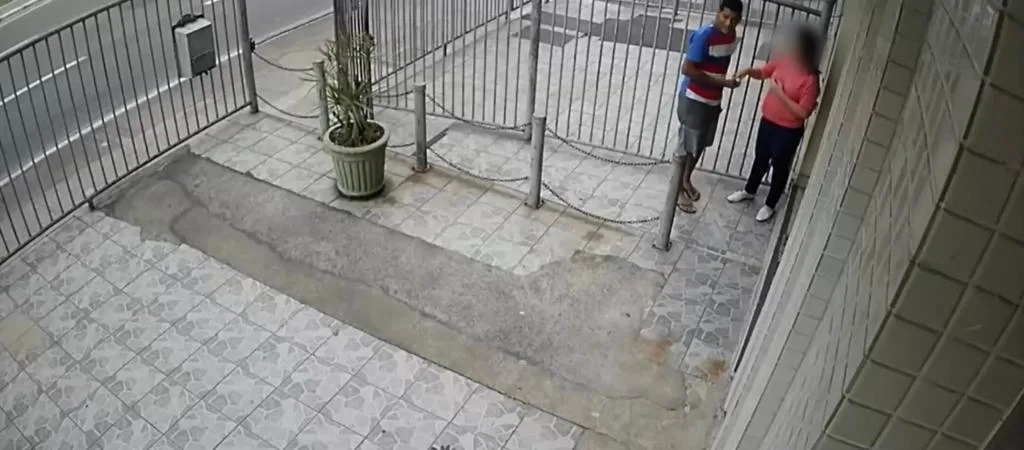 VÍDEO | Mulher é assaltada quando chegava no prédio onde mora em Vitória