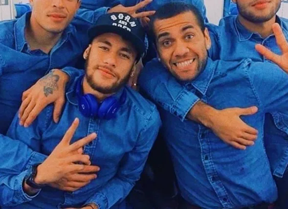 Neymar e Daniel Alves chegam ao Brasil e grupo da Seleção Brasileira fica quase completo