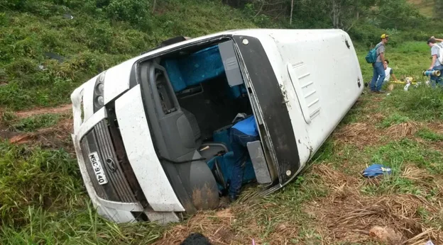 Micro-ônibus com alunos da Ufes tomba e deixa sete feridos em Mimoso do Sul