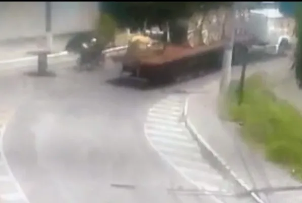 VÍDEO| Motociclista morre após ser atingido por peça de navio que caiu de carreta em Vila Velha