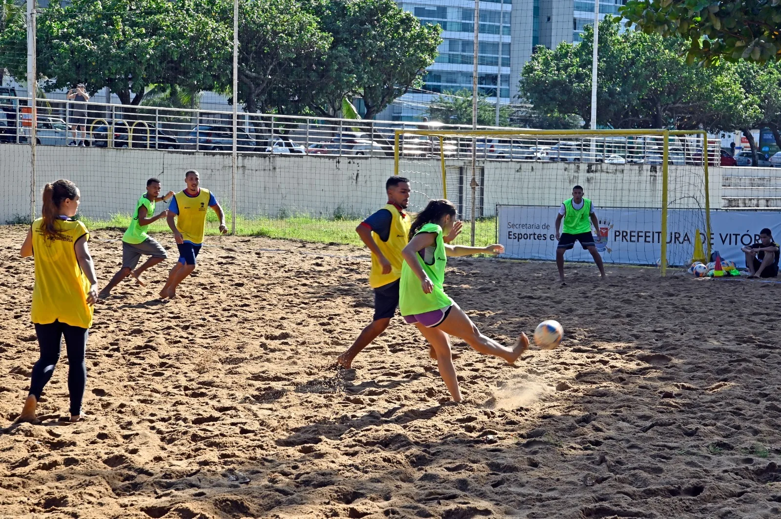 Como ter aula gratuita para ser craque de beach soccer em Vitória