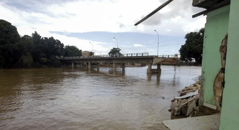 Fortes chuvas interrompem fornecimento de energia em cidades do interior da Bahia