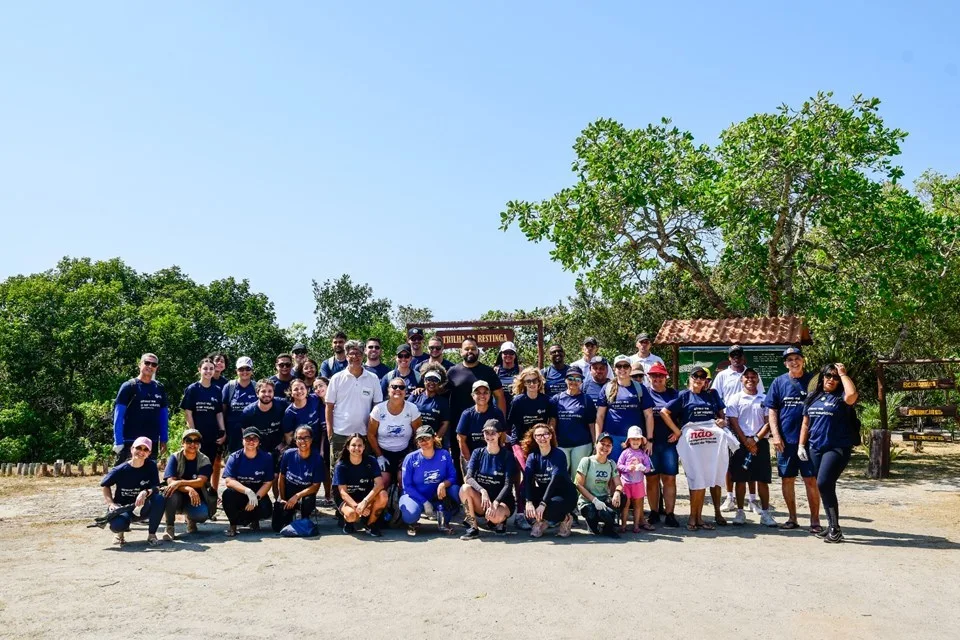 Voluntários retiram 200 kg de lixo das praias do Parque Paulo César Vinha