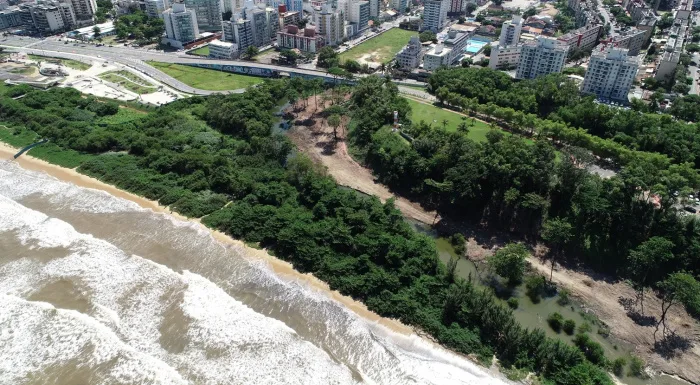 Região do parque costeiro no final da praia de camburi