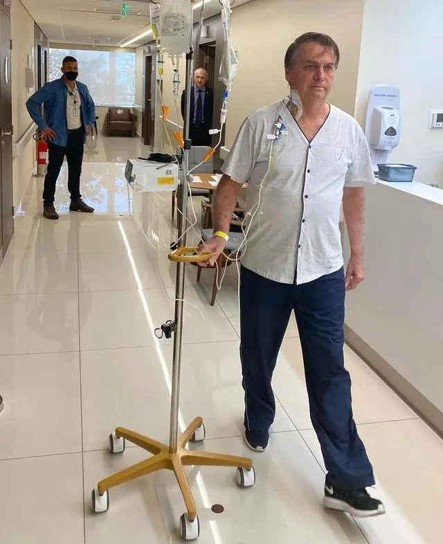 Bolsonaro publica vídeo caminhando sem máscara no corredor do hospital