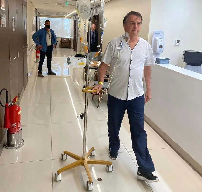 Bolsonaro publica vídeo caminhando sem máscara no corredor do hospital