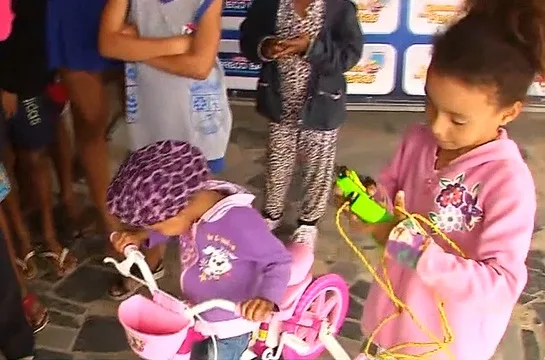 'Praça do Povo' consegue doações para família que pediu ajuda para vencer o frio e ter uma vida digna