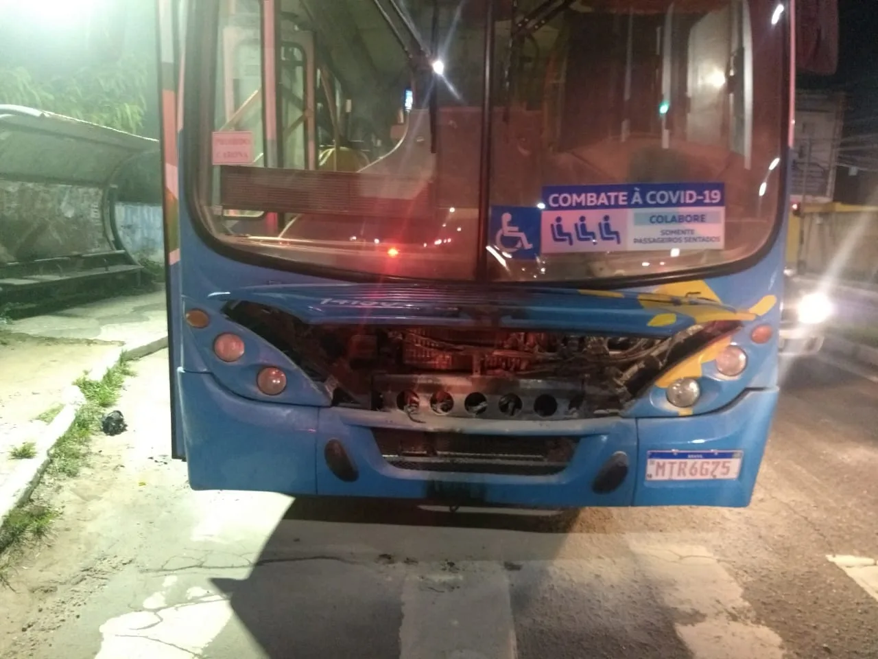 Motorista tem corpo queimado após criminosos incendiarem ônibus na Serra