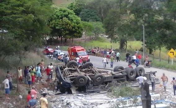 Caminhão carregado com chapas de granito tomba e motorista fica ferido em Cachoeiro de Itapemirim