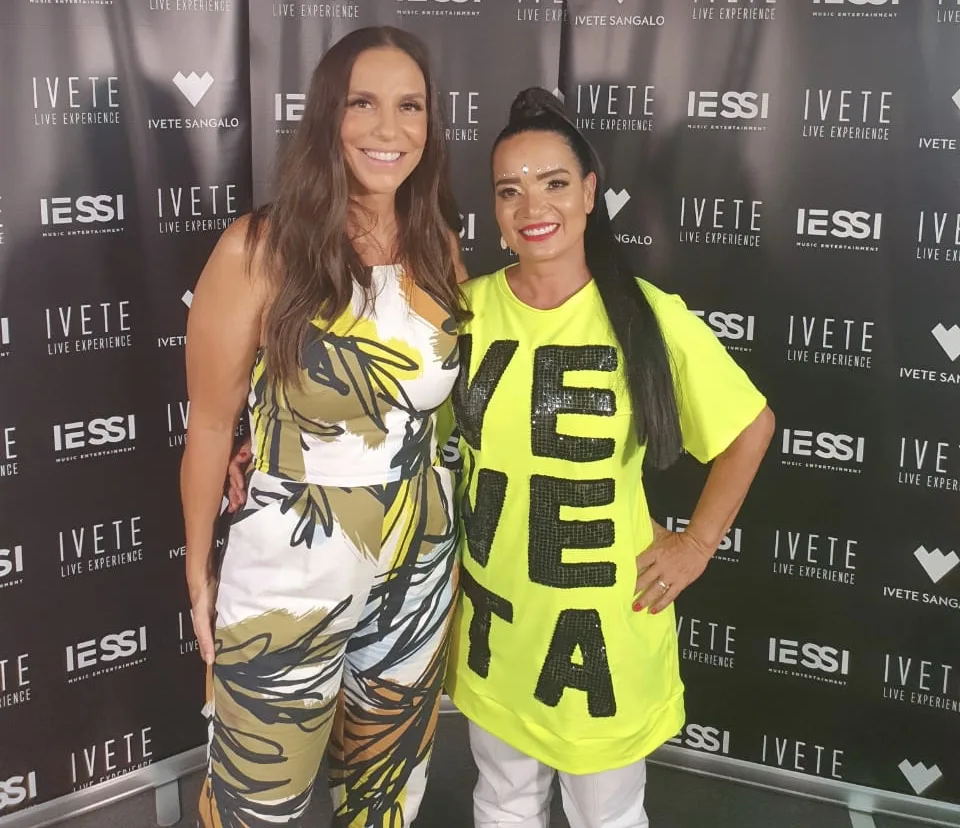 Fã de Ivete Sangalo faz réplica de roupa da cantora e conhece a artista em Guarapari