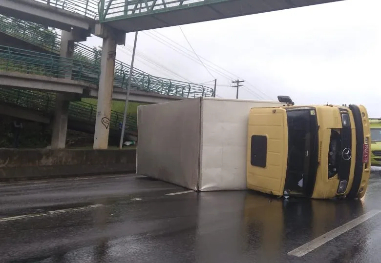 Caminhão tomba e interdita parte da Rodovia do Contorno em Cariacica