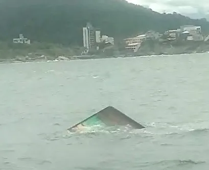 VÍDEO | Barco de pesca naufraga a cerca de dois quilômetros da costa de Vila Velha