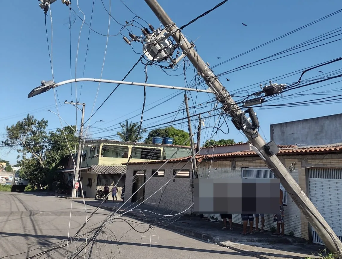 Caminhão arrasta fiação e derruba dois postes na Serra