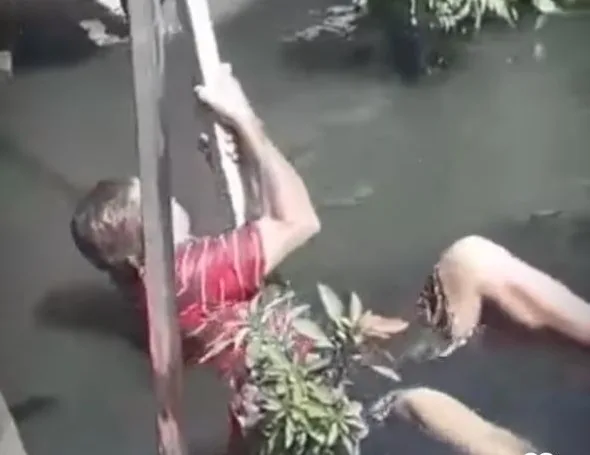 VÍDEO | Homem cai em rio na Serra ao passar por uma ponte com buraco em sua estrutura