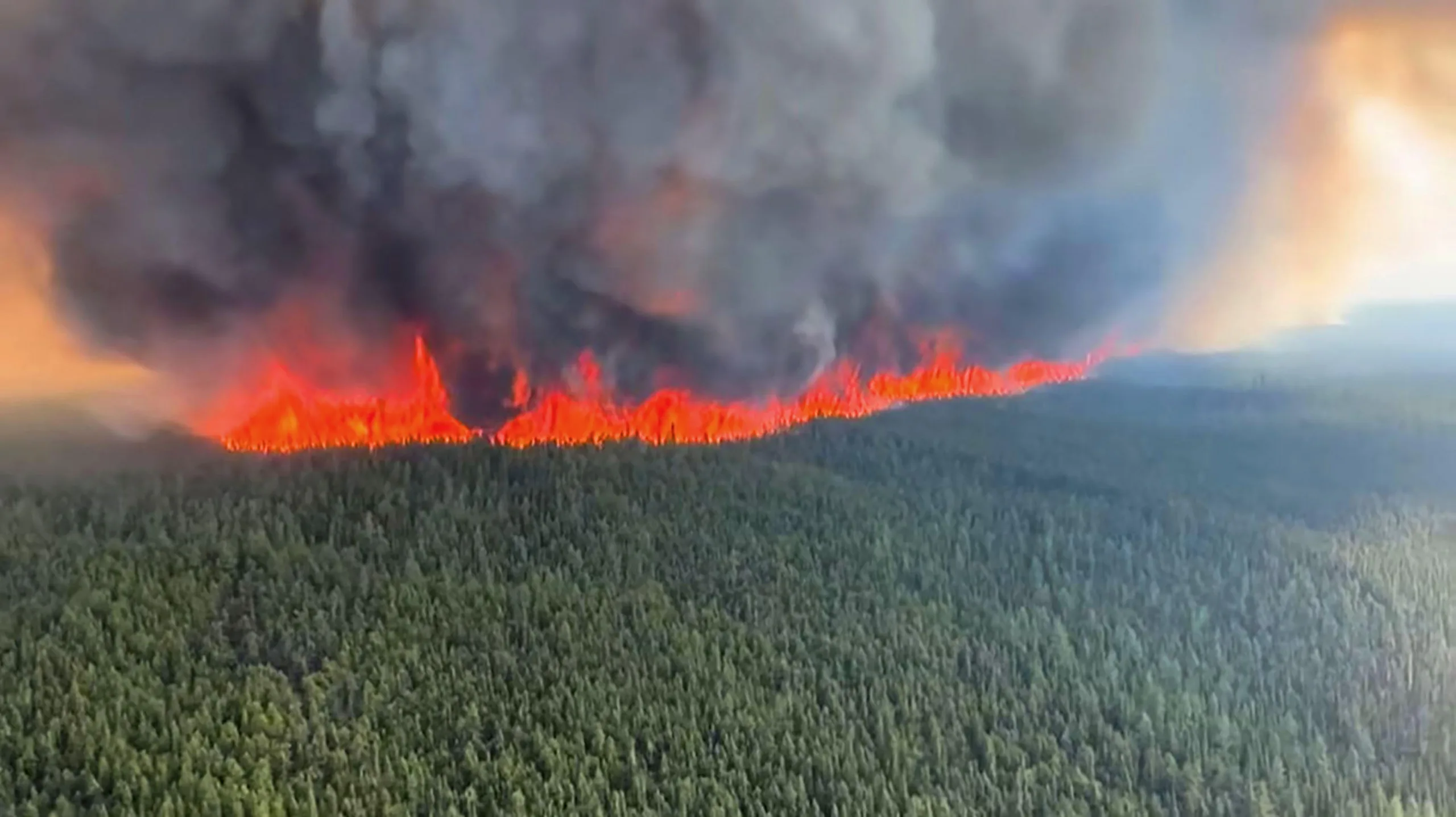 Chuva não consegue apagar os incêndios florestais no Canadá, e fumaça já atinge EUA e Europa