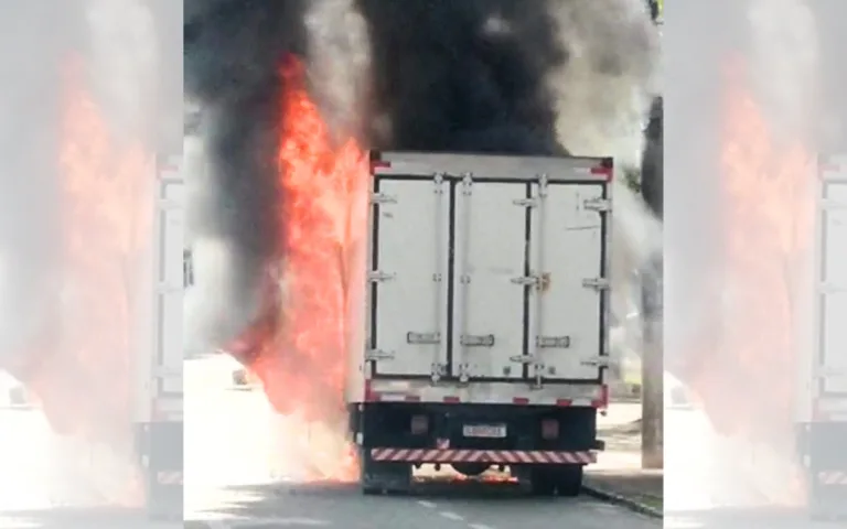 VÍDEO | Caminhão pega fogo em avenida de Guarapari