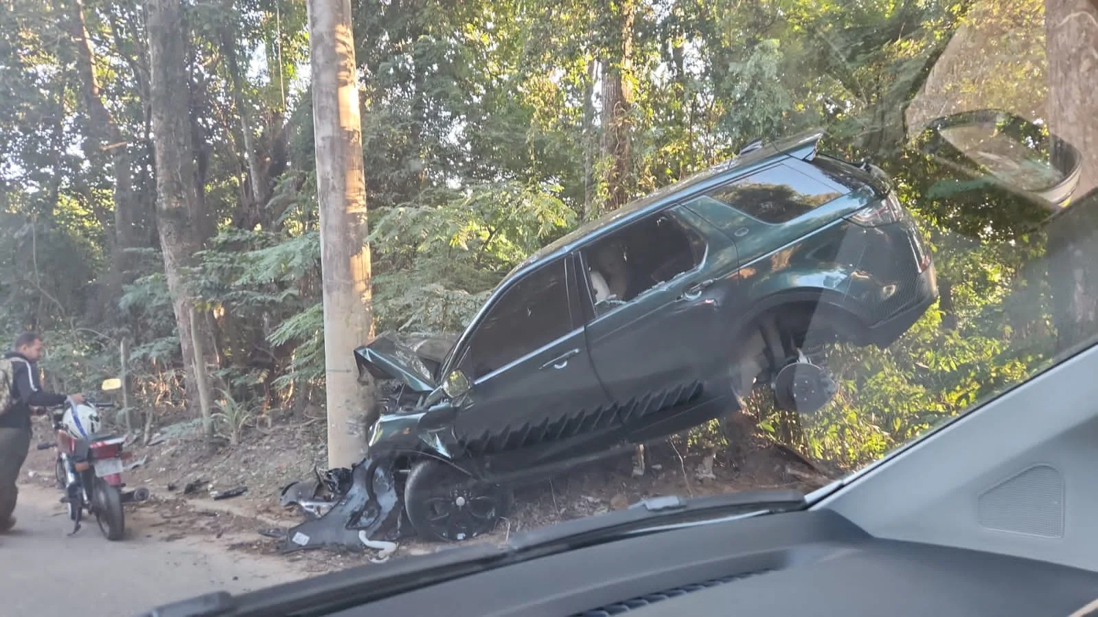 Motorista perde controle da direção e bate carro contra poste em Viana