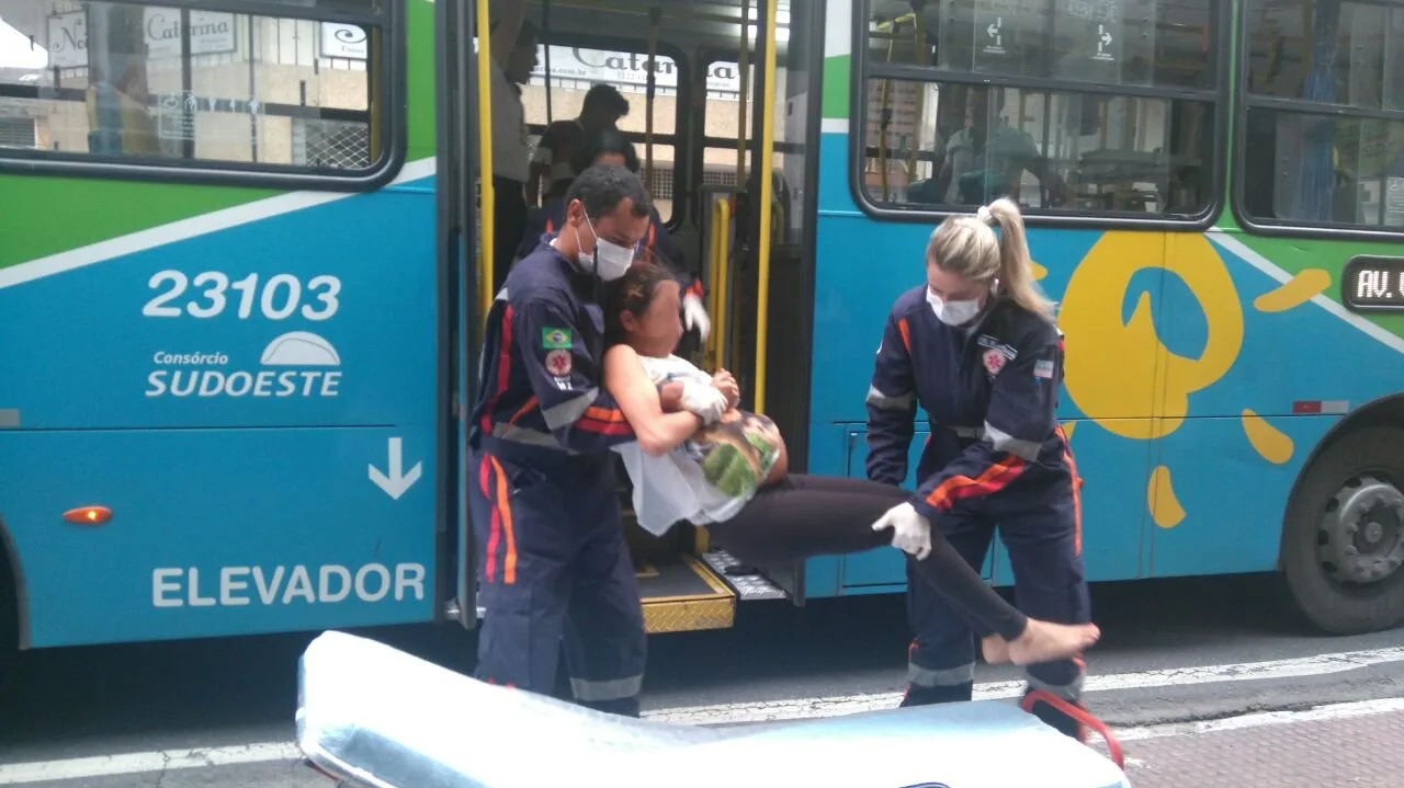 Mulher entra em trabalho de parto dentro de ônibus em Vitória