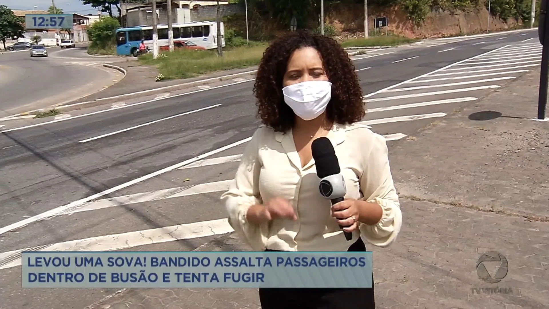 Criminosos assaltam ônibus na Serra