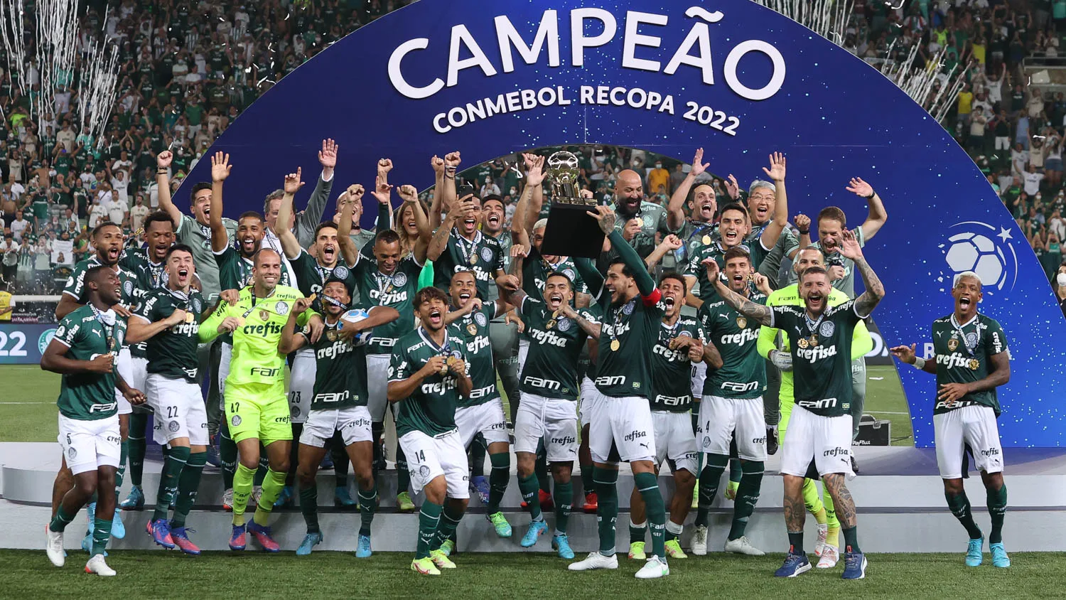 Palmeiras bate Athletico-PR com gols de volantes e conquista a Recopa pela 1ª vez