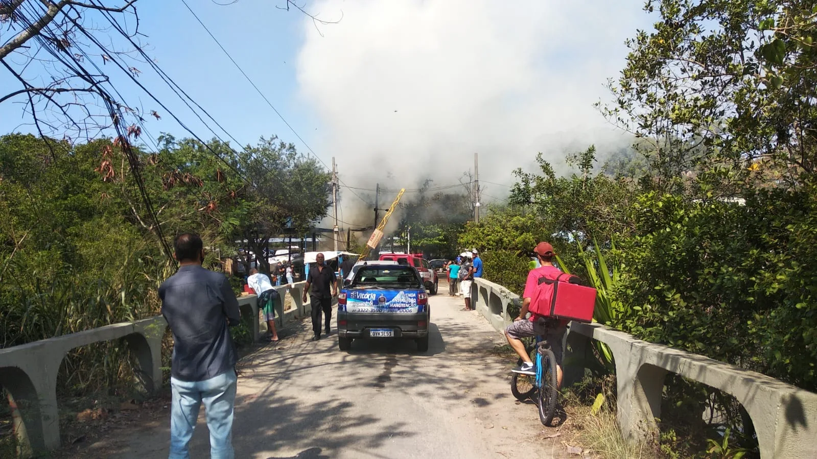 VÍDEOS | Mecânico fazia manutenção em lancha quando o incêndio começou