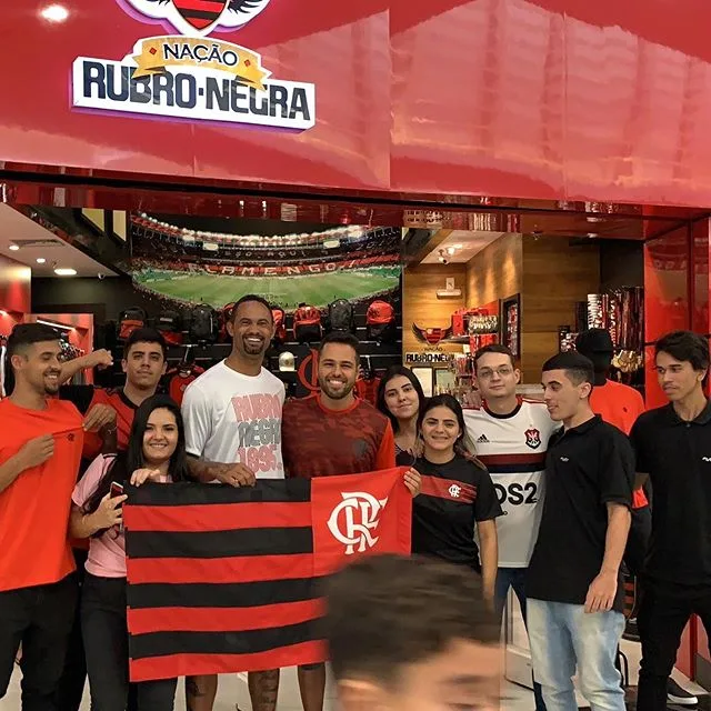 Goleiro Bruno é 'tietado' por torcedores do Flamengo em loja do clube