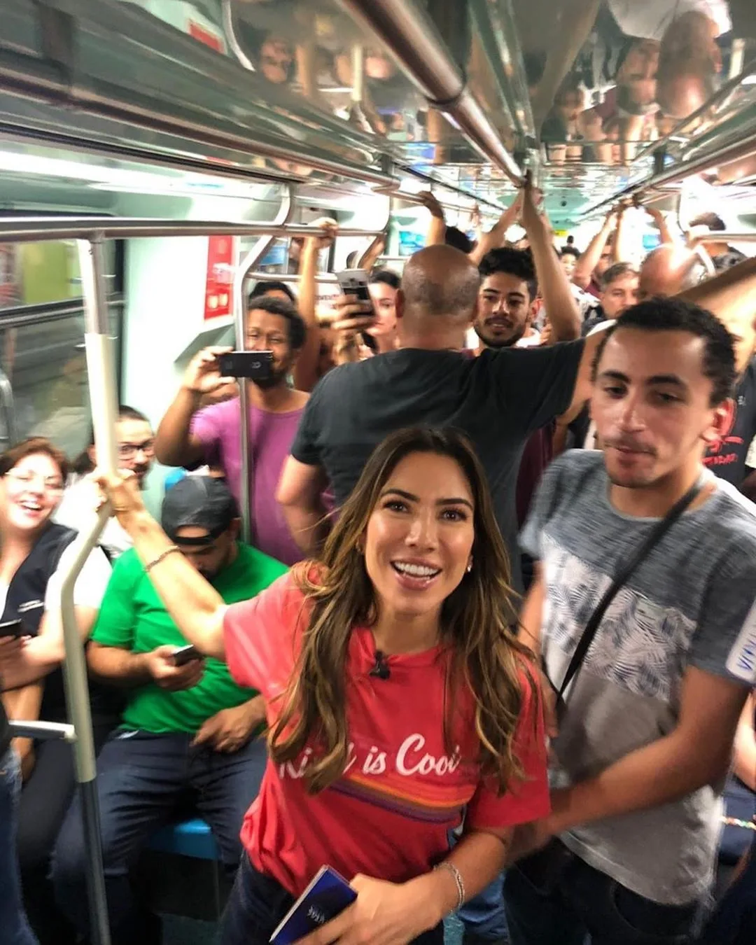 Patricia Abravanel anda de metrô pela primeira vez e revolta seguidores: 'forçou demais'