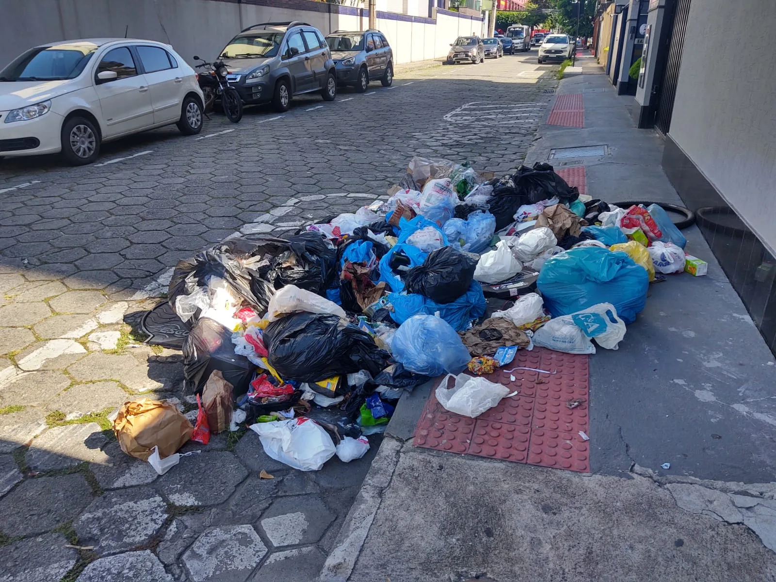 VÍDEO | Greve dos coletores: ruas de Vitória e Serra começam a acumular lixo