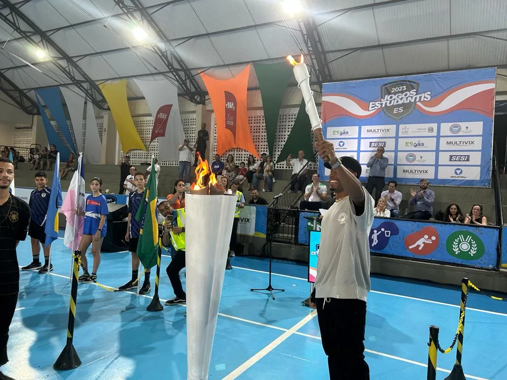 Paulo André ascende a pira olímpica dos Jogos Estudantis 2023. FOTO - Gabriel Cavalini