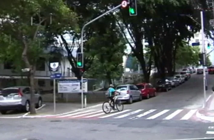 Entregador de aplicativo tem bicicleta roubada quando saía de shopping em Vila Velha