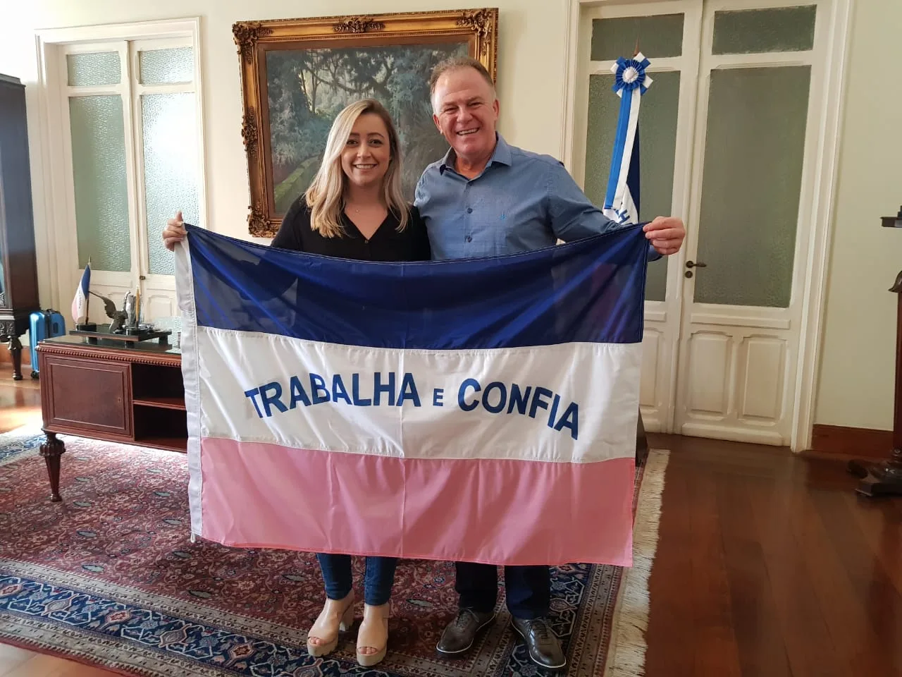 Torcedora impedida de entrar com bandeira do ES no Maracanã é presenteada por Casagrande