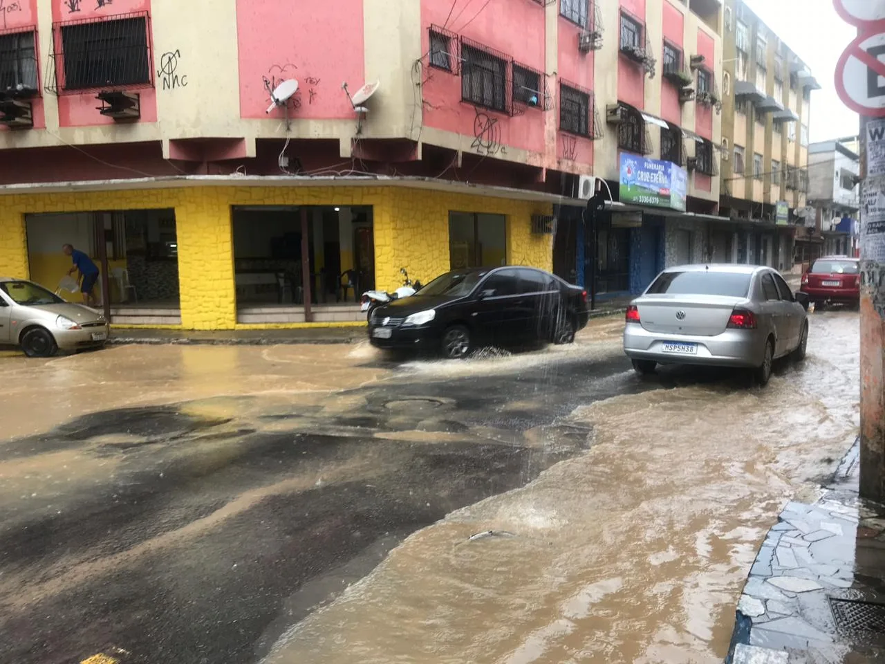 Comércio pode ter prejuízo de R$ 15 milhões devido à chuva que atinge o ES, estima Fecomércio